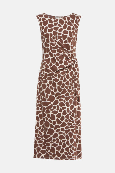 Bruine jurk met giraffenprint van Terra di Siena, met gedrapeerd detail aan de zijkant.