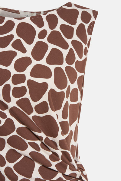 Bruine jurk met giraffenprint van Terra di Siena, geplooide details aan de zijkant.