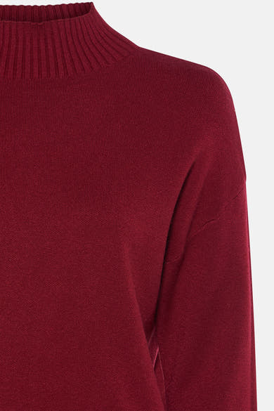 Pull à col roulé bordeaux de Terra di Siena, en maille côtelée sur le col montant.
