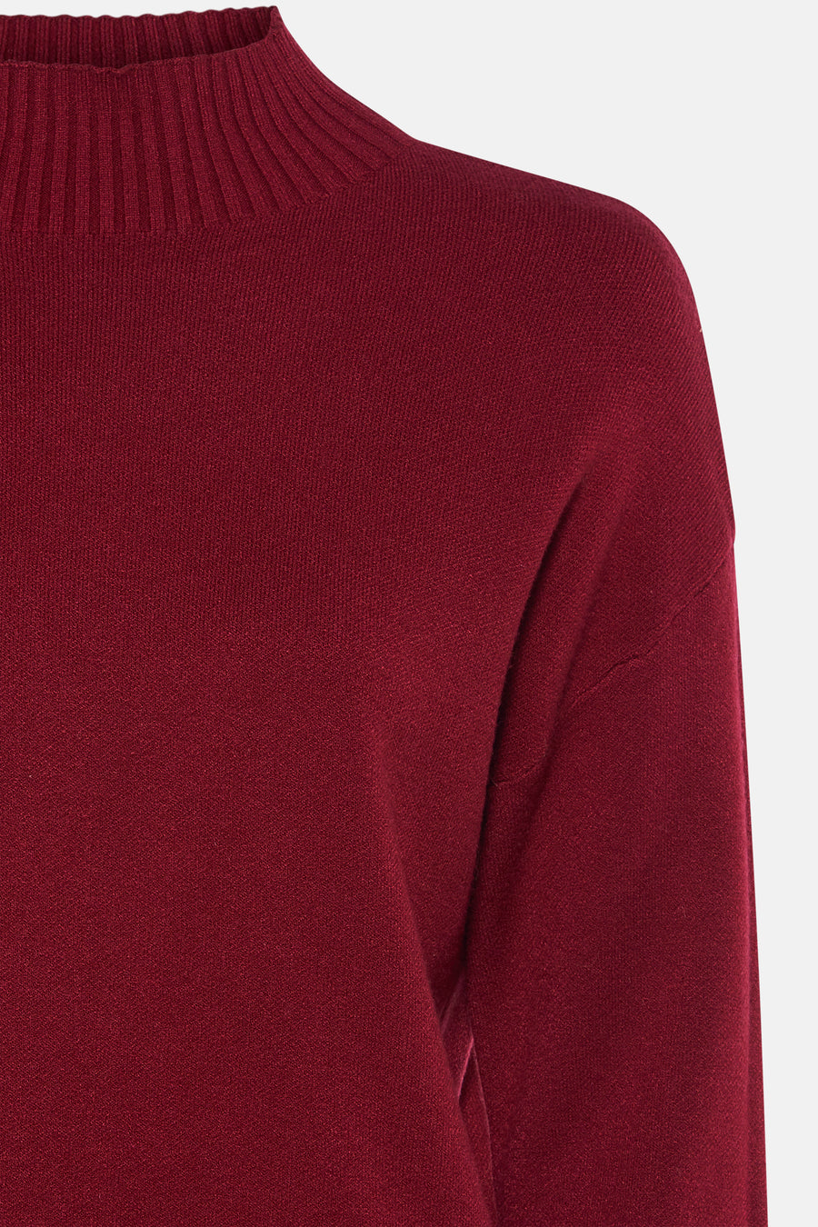 Pull à col roulé bordeaux de Terra di Siena, en maille côtelée sur le col montant.
