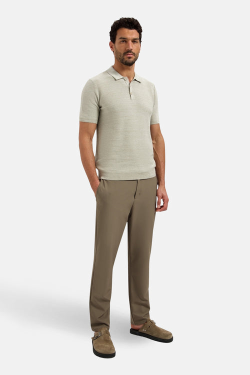 Taupe pull van NO EXCESS, gedragen met een bijpassende broek en suède muiltjes.