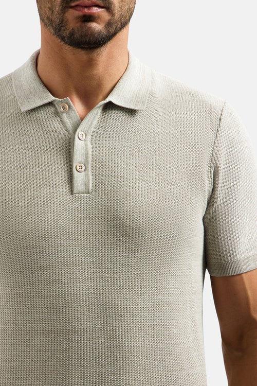 Pull taupe de NO EXCESS, en maille texturée avec col polo et patte de boutonnage.