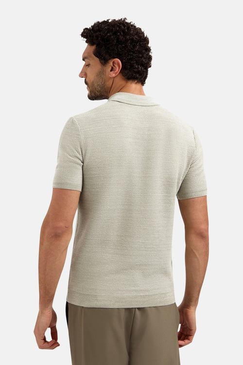 Taupe trui van NO EXCESS, wafelstructuur, gedragen met een bruine broek, achterzicht.