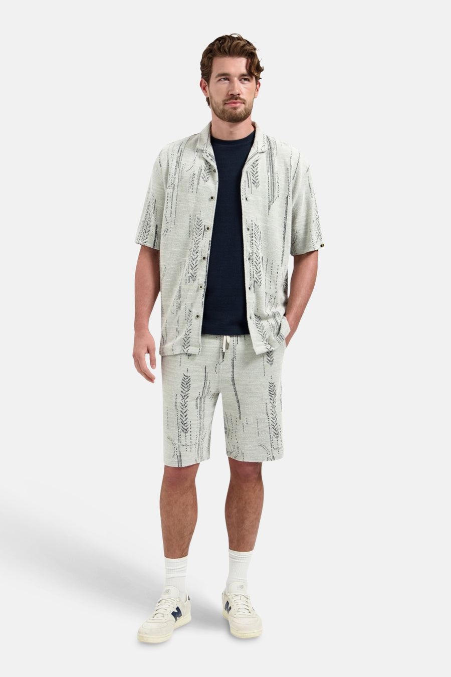 Blauw T-shirt met korte mouwen van NO EXCESS, gedragen onder een overhemd met grafische print en een bijpassende korte broek.