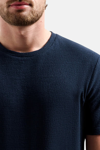 T-shirt bleu à manches courtes de NO EXCESS, tissu texturé avec un motif subtil.