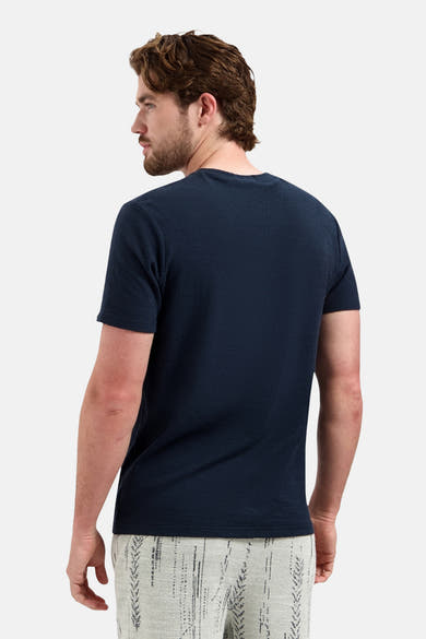 Blauw T-shirt met korte mouwen van NO EXCESS, gemêleerde textuur, gedragen met een broek met geometrisch patroon.