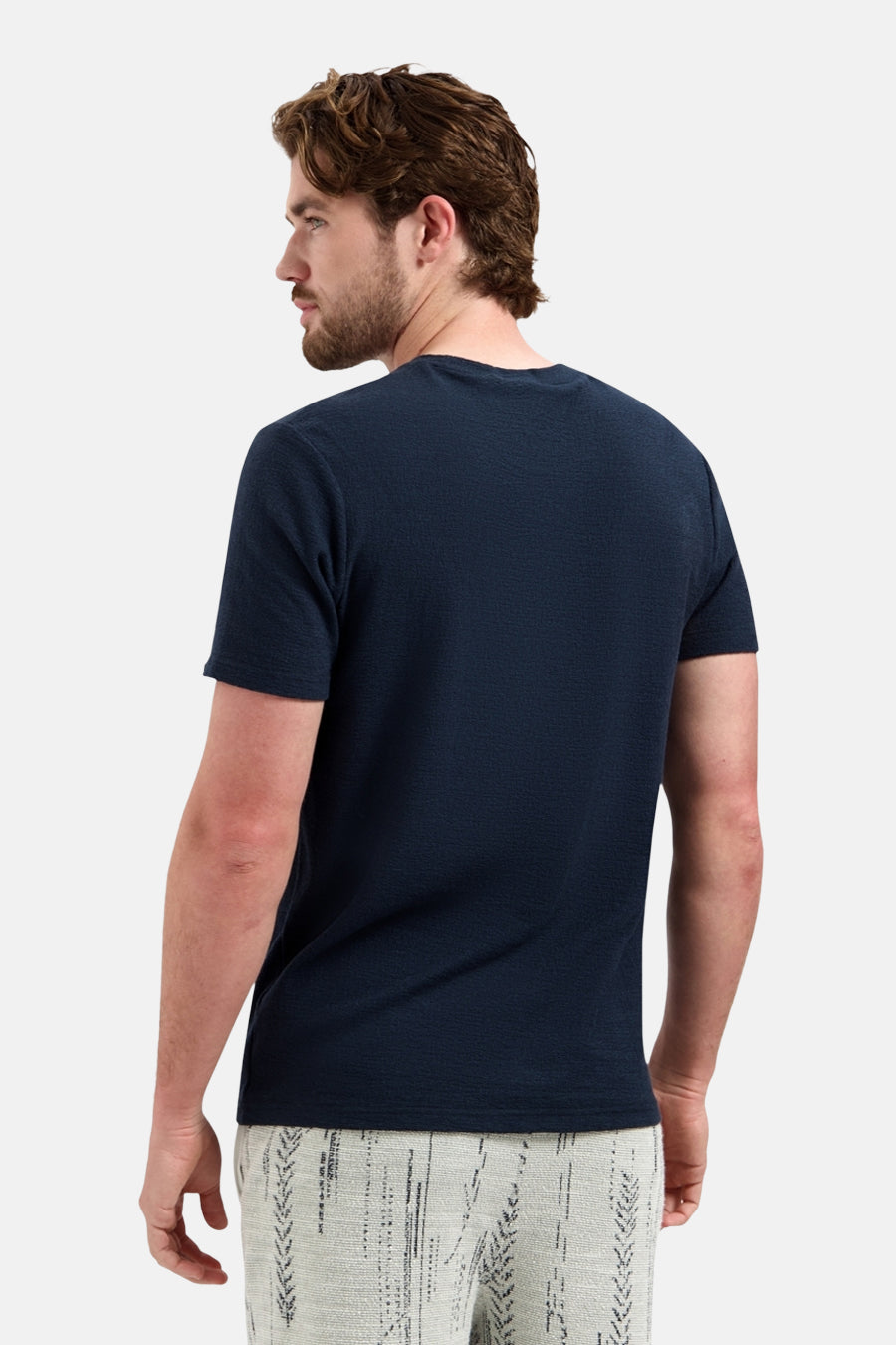 Blauw T-shirt met korte mouwen van NO EXCESS, gemêleerde textuur, gedragen met een broek met geometrisch patroon.
