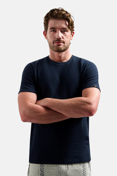 Blauw T-shirt met korte mouwen van NO EXCESS, met een mesh-textuur en een man met gekruiste armen.