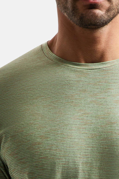 T-shirt vert à rayures horizontales fines, par NO EXCESS, en textile chiné près du col.
