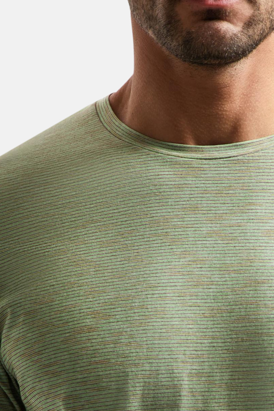 T-shirt vert à rayures horizontales fines, par NO EXCESS, en textile chiné près du col.
