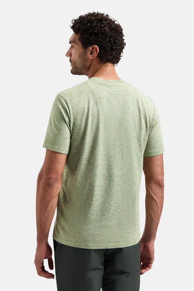 Groen T-shirt met korte mouwen van NO EXCESS, horizontaal gemêleerd patroon, gedragen met een olijfgroene broek.