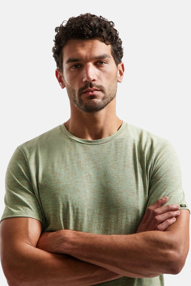 Groen T-shirt met fijne strepen van NO EXCESS, korte mouwen, gedragen door een man met gekruiste armen.