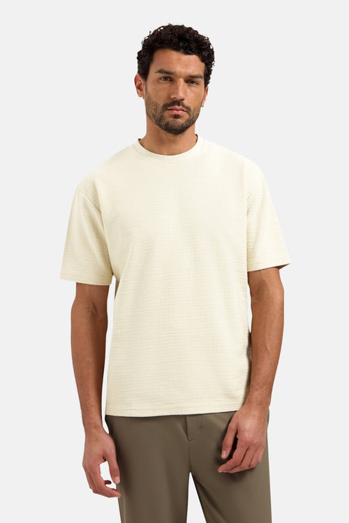 Ecru T-shirt met korte mouwen van NO EXCESS, met een zichtbare wafelstructuur, gedragen met een kaki broek.