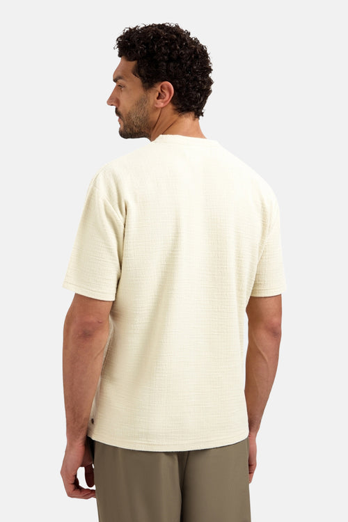 Ecru T-shirt met korte mouwen van NO EXCESS, met een wafelstructuur op een effen achtergrond.