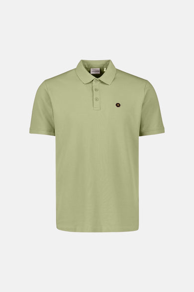 Polo à manches courtes vert de NO EXCESS, avec patte de boutonnage à trois boutons et logo discret.