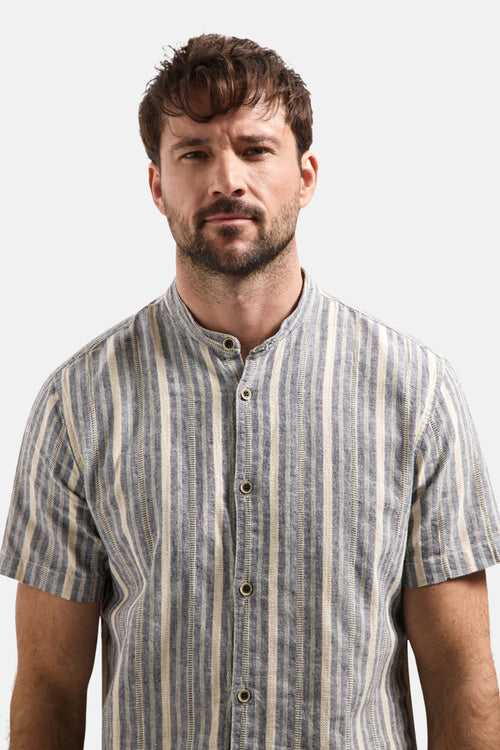 Chemise à manches courtes multicolore de NO EXCESS, rayures verticales bleues et beiges sur tissu texturé.