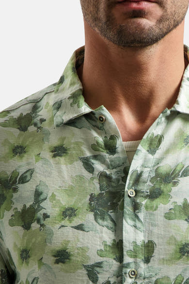 Chemise à manches courtes verte de NO EXCESS, avec motif floral et détails de boutons.