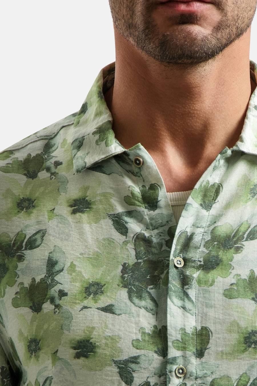 Chemise à manches courtes verte de NO EXCESS, avec motif floral et détails de boutons.