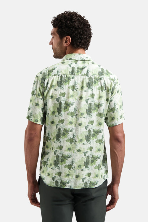 Groen overhemd met korte mouwen van NO EXCESS, met groen en wit bloemenpatroon, achterzijde.