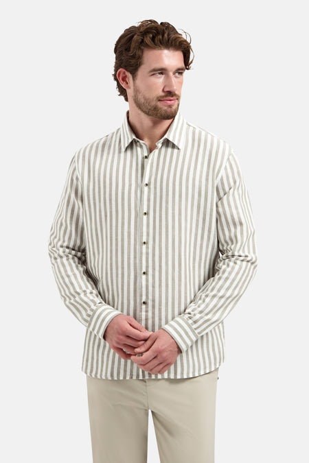 Chemise à manches longues rayée taupe et blanche de NO EXCESS portée par un homme avec un pantalon beige.