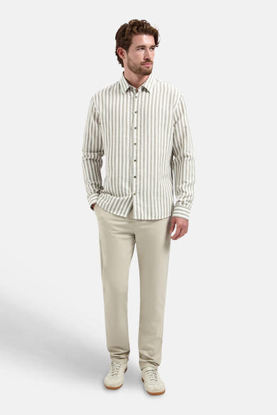Gestreept overhemd in taupe en ecru van NO EXCESS, gecombineerd met een beige broek en lichte sneakers.