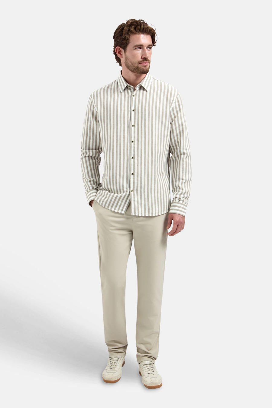 Gestreept overhemd in taupe en ecru van NO EXCESS, gecombineerd met een beige broek en lichte sneakers.