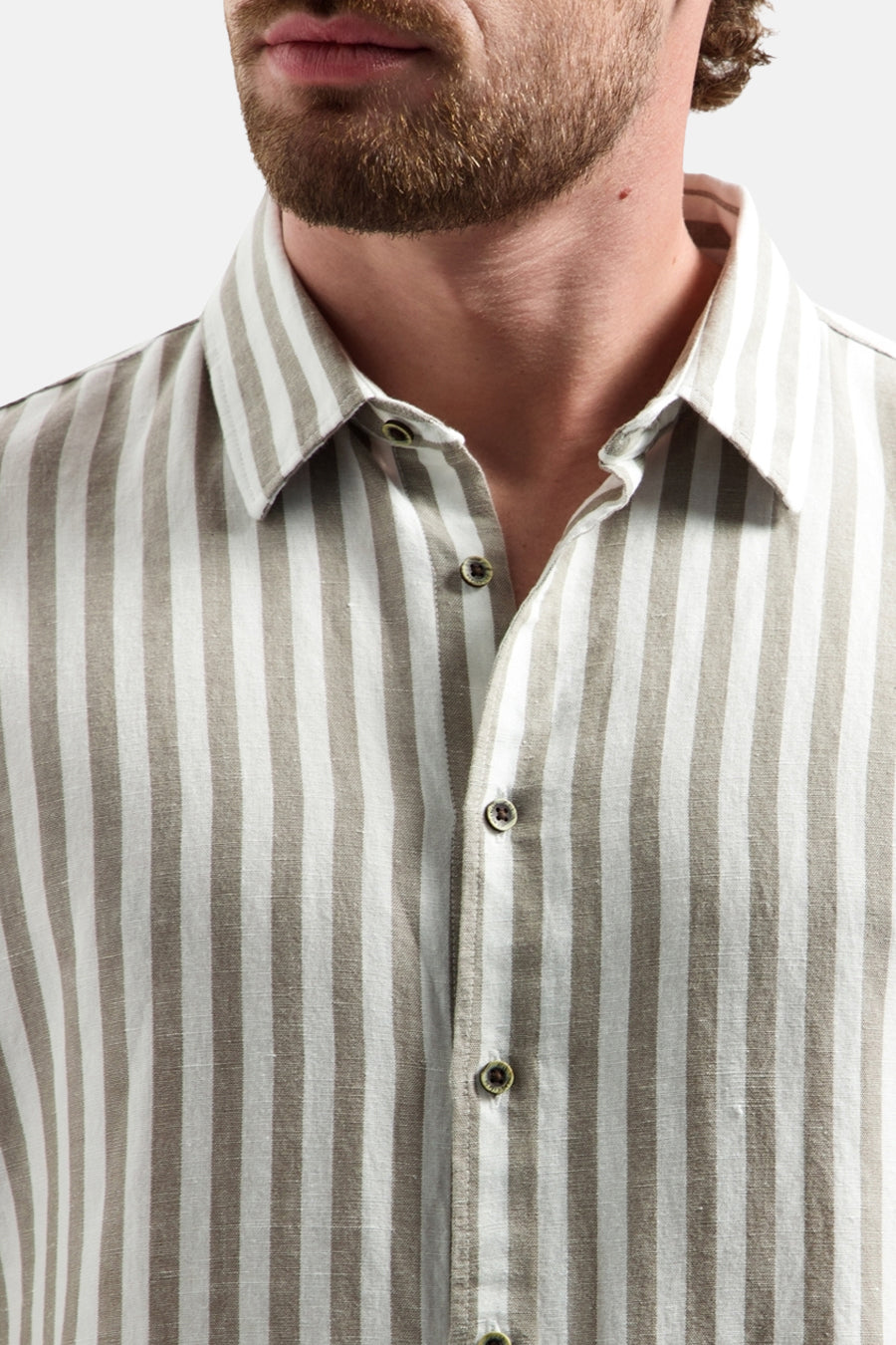 Chemise rayée taupe et blanche de NO EXCESS avec col ouvert et boutons foncés.