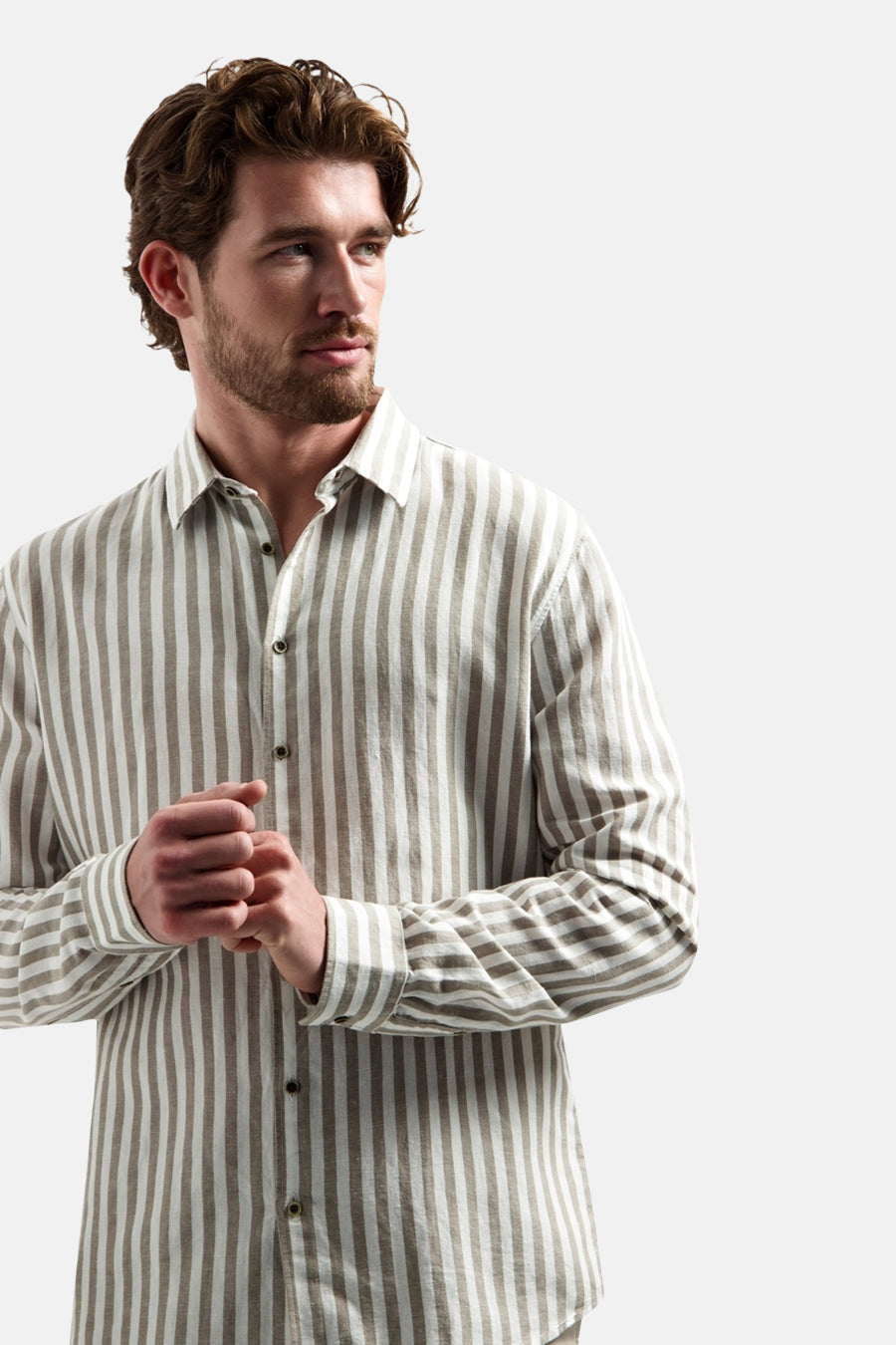 Taupe en wit gestreept overhemd van NO EXCESS, met lange mouwen, gedragen door een man.