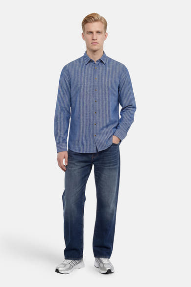Chemise bleue à manches longues de NO EXCESS à rayures verticales blanches, portée avec un jean.