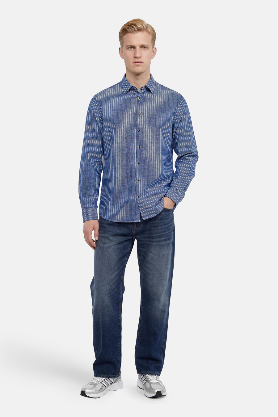Chemise bleue à manches longues de NO EXCESS à rayures verticales blanches, portée avec un jean.