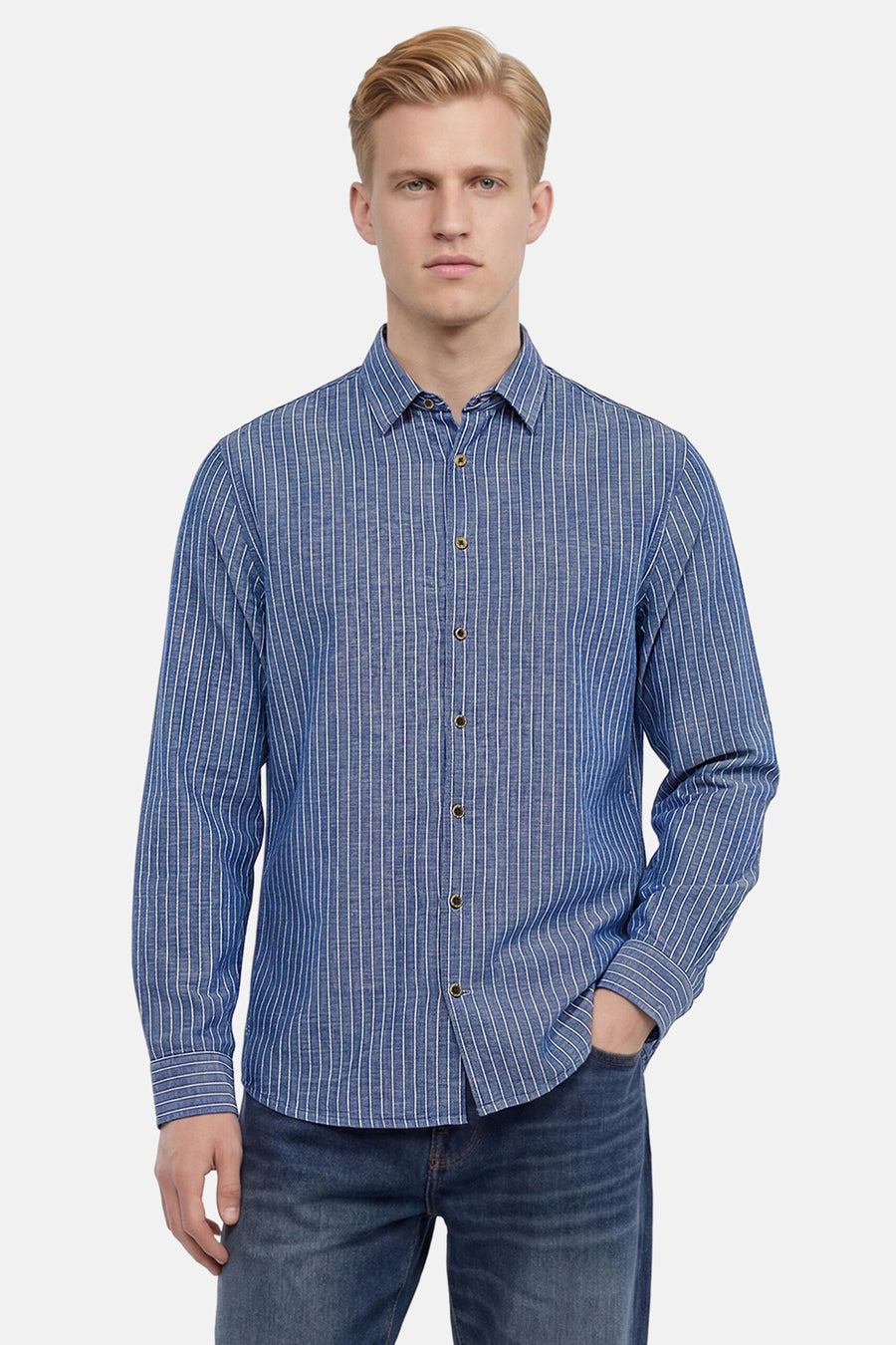 Chemise bleue à manches longues de NO EXCESS, à fines rayures verticales blanches et boutons dorés, portée avec un jean foncé.