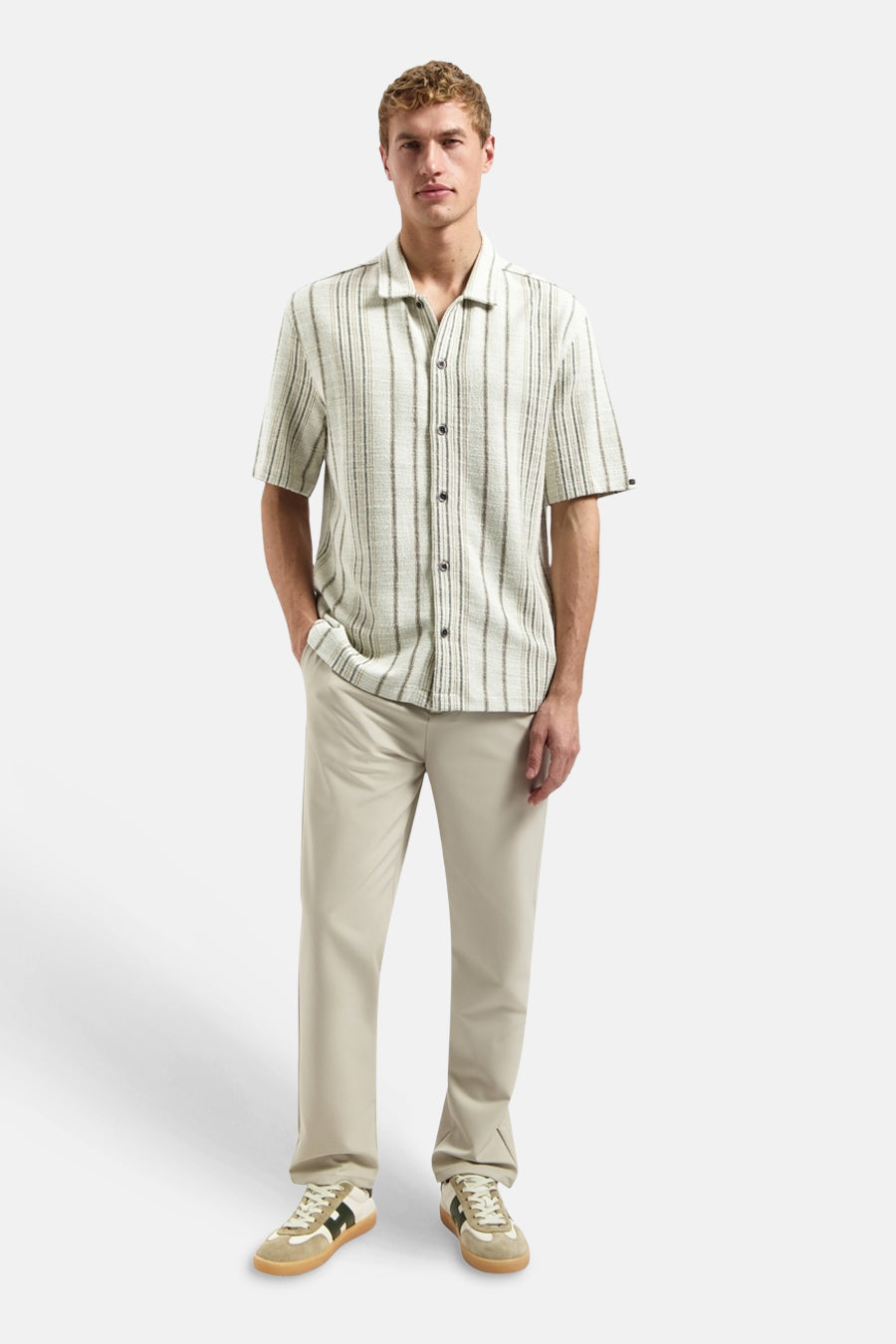 Beige en bruin gestreept overhemd met korte mouwen van NO EXCESS, met cubaanse kraag, gedragen met een beige broek en sneakers.