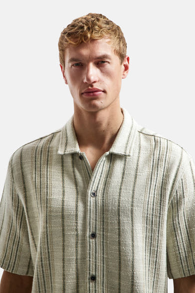 Chemise multicolore de NO EXCESS, rayée vert et marron, texturée, à manches courtes sur un homme.