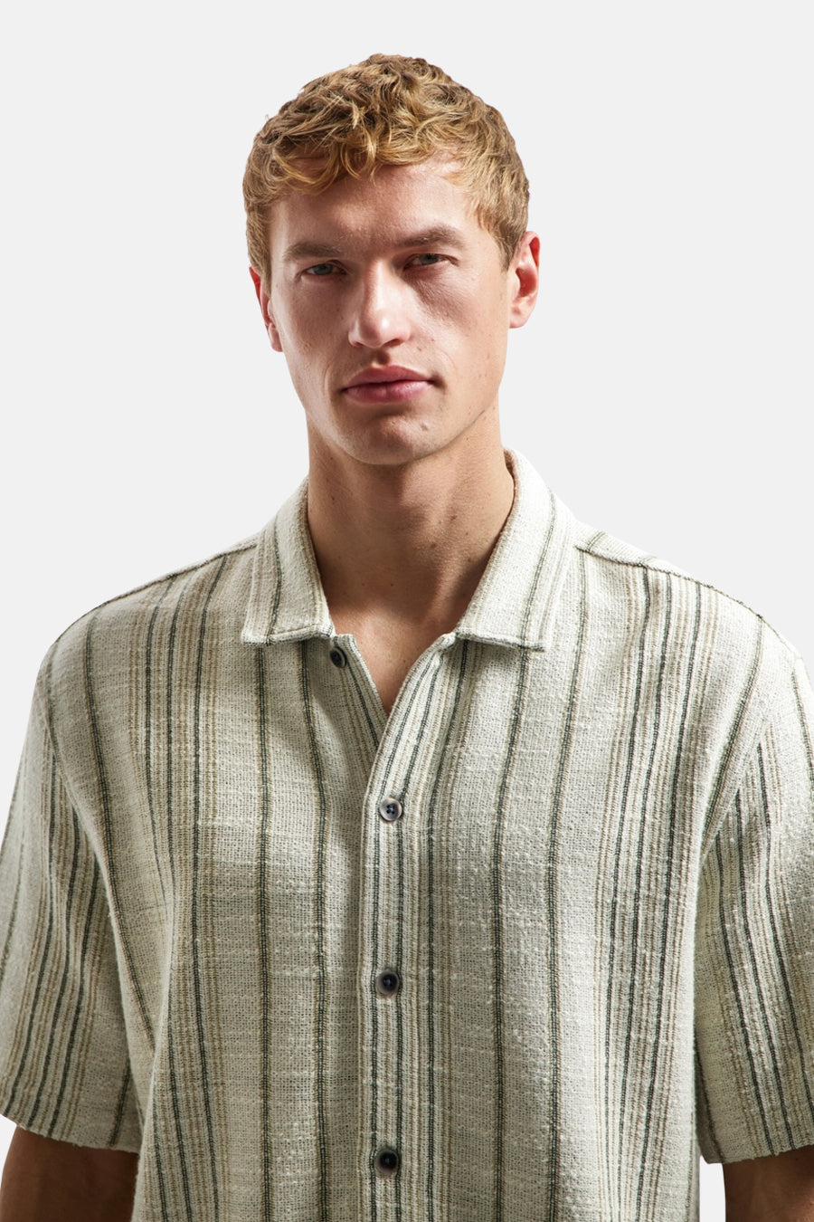Chemise multicolore de NO EXCESS, rayée vert et marron, texturée, à manches courtes sur un homme.