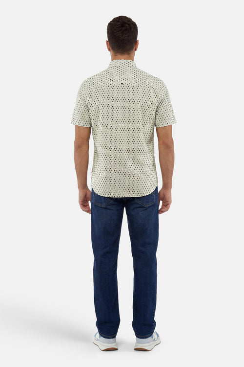 Chemise à manches courtes à motif de cercles verts, noirs et blancs de NO EXCESS, vue de dos avec un jean.