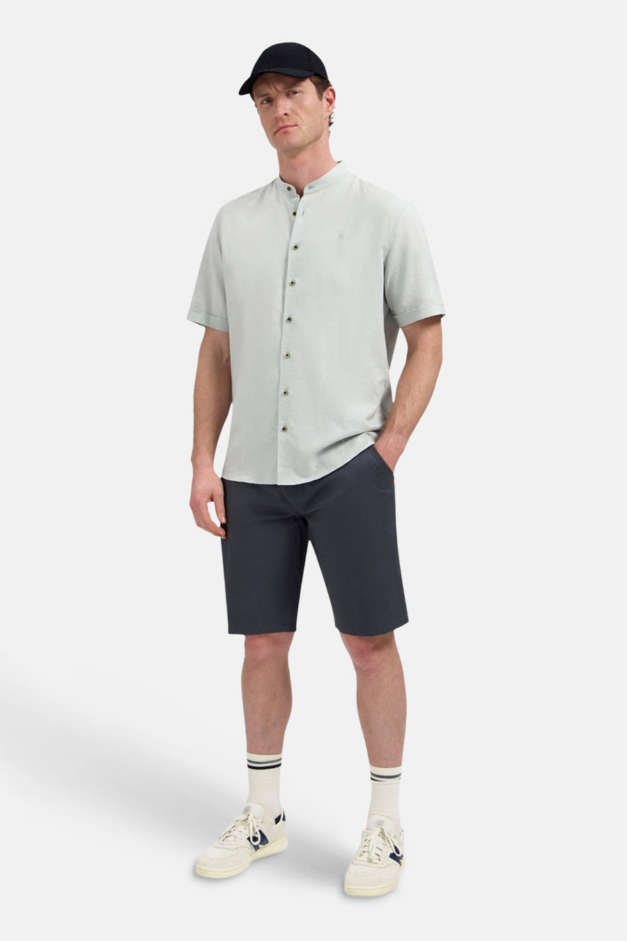 Short gris de NO EXCESS, coupe droite, porté par un homme avec une chemise et des baskets.