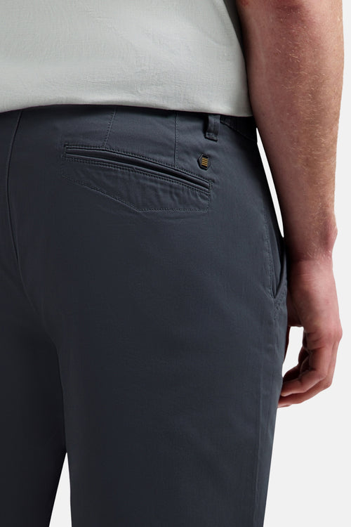 Short gris de NO EXCESS, vue de dos, avec poche arrière passepoilée et badge de marque doré.
