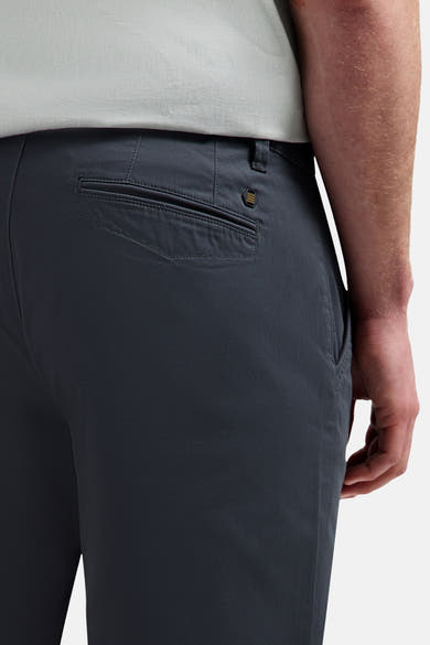 Short gris de NO EXCESS, vue de dos, avec poche arrière passepoilée et badge de marque doré.
