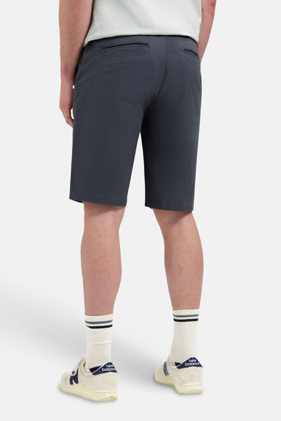 Korte grijze NO EXCESS, achterkant, relaxte pasvorm met paspelzakken achter, gedragen met een licht T-shirt en sneakers.