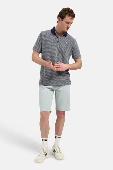 Short vert clair de NO EXCESS, porté par un homme avec un polo à motifs et des baskets.