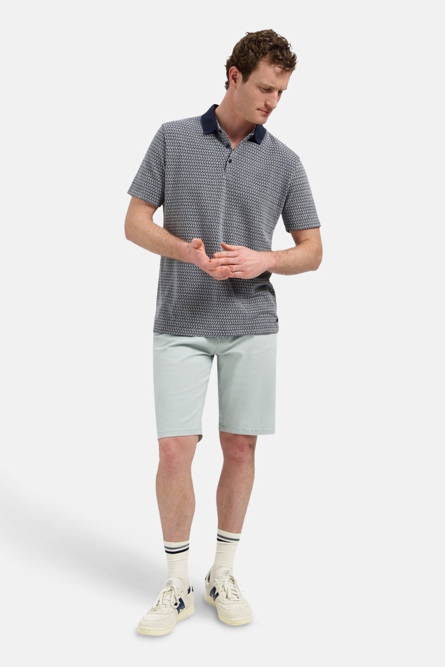 Short vert clair de NO EXCESS, porté par un homme avec un polo à motifs et des baskets.