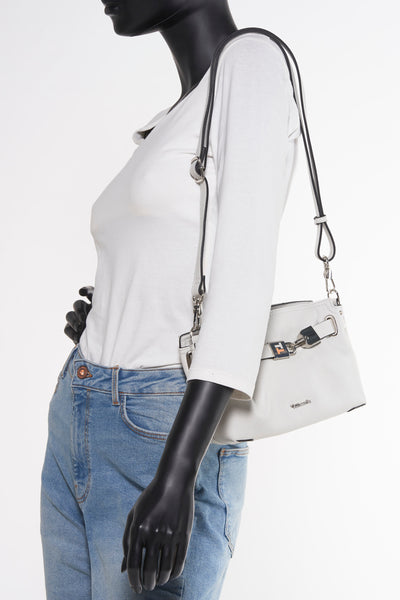 Sac à bandoulière gris de TAMARIS, porté à l'épaule par un mannequin en jean et t-shirt blanc.
