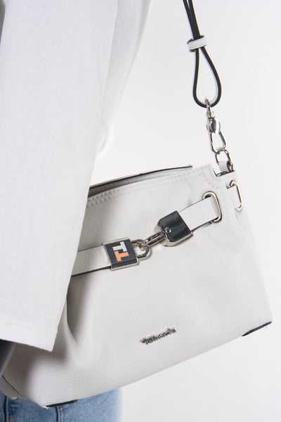 Sac à bandoulière gris de TAMARIS avec fermoir décoratif et bandoulière noire et blanche.
