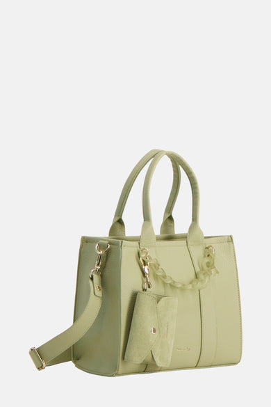 Groene schoudertas van Tamaris met verstelbare schouderriem en decoratieve ketting.