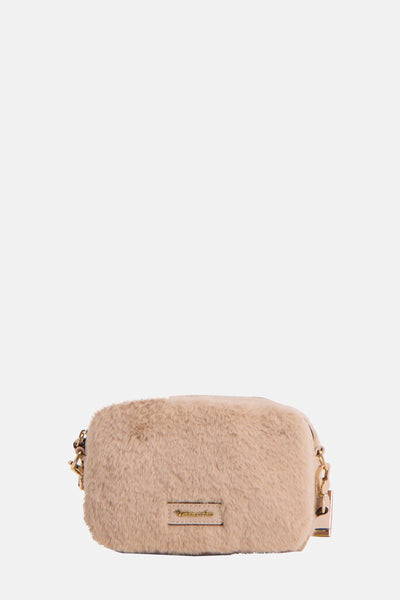 Sac bandoulière en fausse fourrure beige de Tamaris, avec une chaîne dorée et une étiquette logo visible.