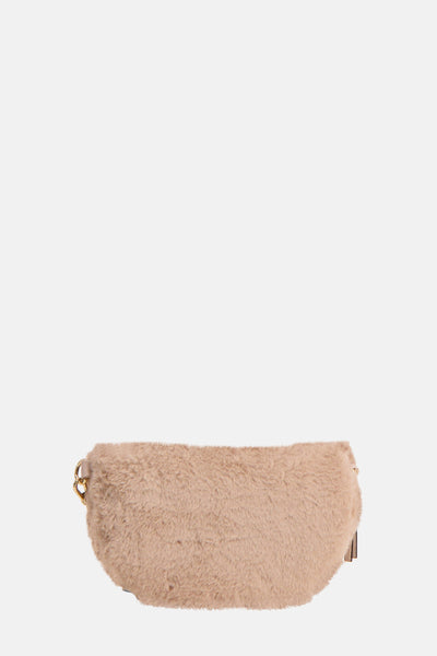 Beige schoudertas van TAMARIS met gouden ketting en getextureerde details.