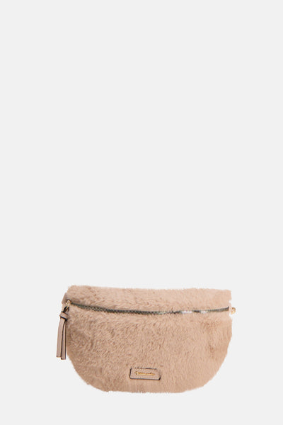 Sac à bandoulière beige de Tamaris en fausse fourrure avec une fermeture éclair dorée.
