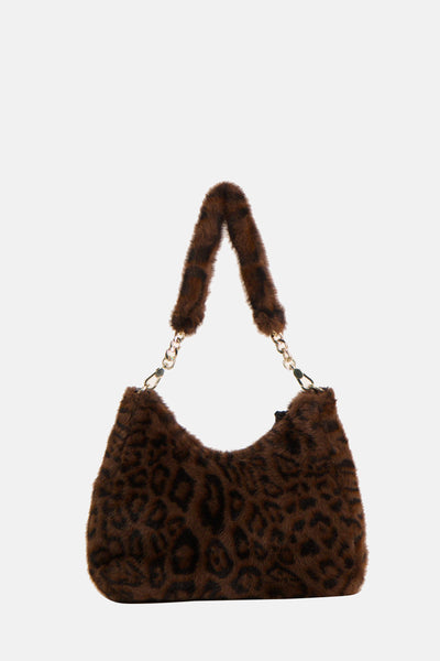 Sac à bandoulière en fausse fourrure marron de Tamaris, avec motif léopard et détails de chaîne dorée.