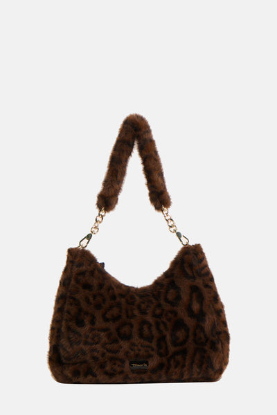 Sac à bandoulière marron en fourrure, de Tamaris, avec un motif léopard et une bandoulière chaîne dorée.
