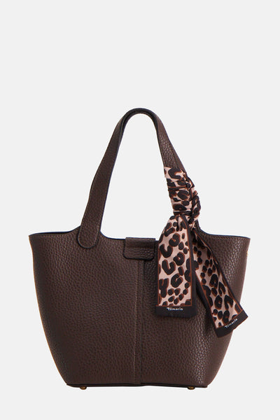 Sac à bandoulière marron en cuir par TAMARIS avec un foulard à motif léopard noué sur la anse.